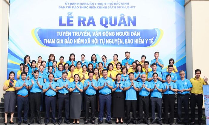  Đồng chí Lê Xuân Lợi và các đại biểu tại lễ ra quân. 