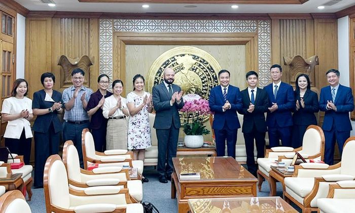  Đồng chí Đào Thanh Trường cùng các đại biểu thành phố Bắc Ninh và đoàn công tác của Quỹ Rosa Luxemburg Stiftung tại buổi làm việc. 