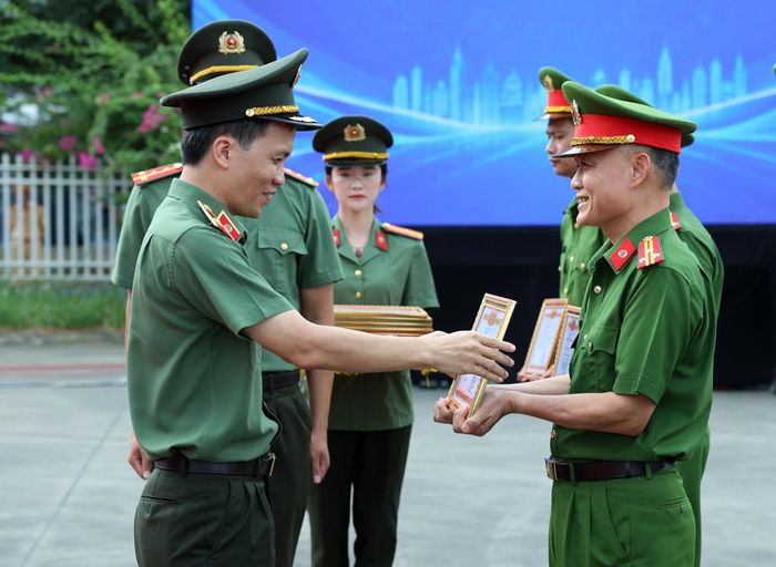  Thiếu tướng Bùi Duy Hưng trao Giấy khen cho tập thể Công an phường Tiền Phong. 