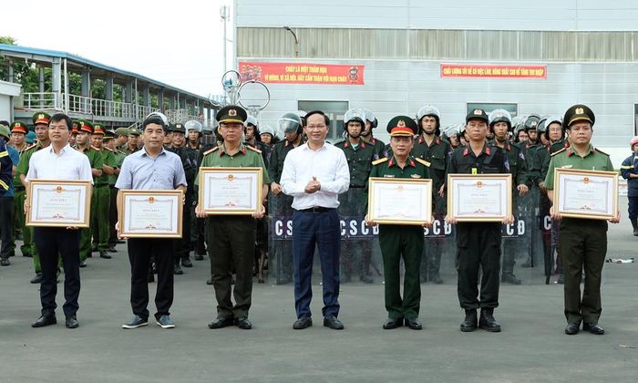  Đồng chí Phạm Văn Thịnh trao Bằng khen của Chủ tịch UBND thành phố cho các tập thể, cá nhân có nhiều đóng góp trong quá trình diễn tập. 