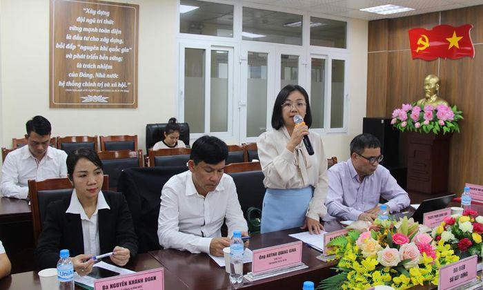  Đại diện Hội Văn học, Nghệ thuật thành phố trình bày tham luận về kiến trúc Bắc Ninh. 