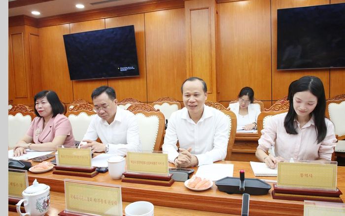  Đồng chí Mai Sơn và các đại biểu tại buổi làm việc. 