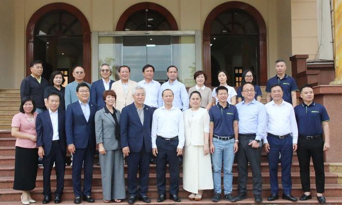  Đồng chí Mai Sơn và đoàn công tác của Lions Clubs International chụp ảnh lưu niệm. 