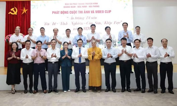 Các đại biểu chụp hình lưu niệm tại phát động cuộc thi.