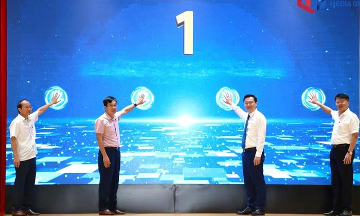 Đại biểu bấm nút phát động Cuộc thi ảnh, video clip “Ấn tượng Di sản Yên Tử - Vĩnh Nghiêm - Côn Sơn, Kiếp Bạc”.