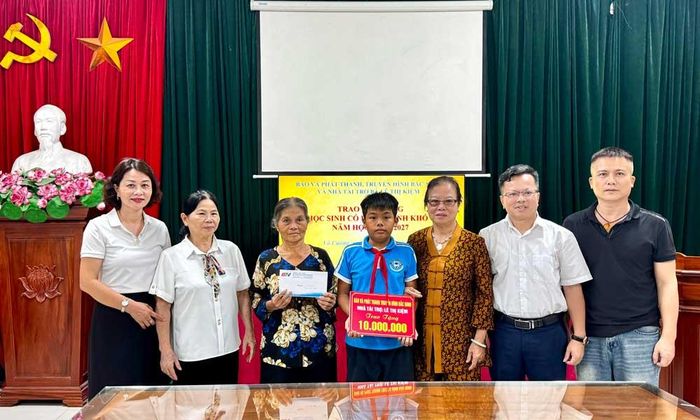  Lãnh đạo Báo và Phát thanh, Truyền hình Bắc Ninh và nhà tài trợ trao học bổng cho em Nguyễn Văn Phan Anh. 