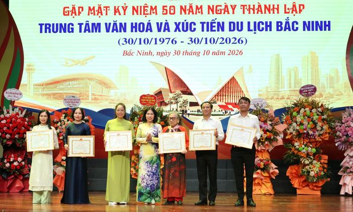  Giám đốc Sở Văn hóa, Thể thao và Du lịch Bùi Thị Thu Thủy tặng Giấy khen cho các tập thể, cá nhân có nhiều thành tích, đóng góp tiêu biểu trong hoạt động tuyên truyền, quảng bá văn hóa.  