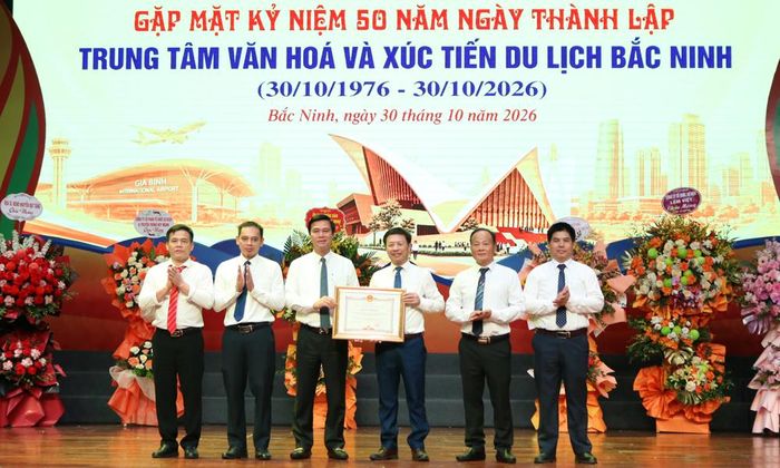 Phó Chủ tịch UBND thành phố Lê Xuân Lợi trao Bằng khen của UBND tỉnh cho tập thể Trung tâm Văn hóa và Xúc tiến Du lịch Bắc Ninh.  