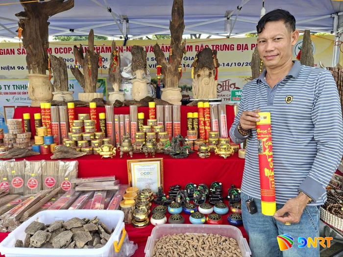 Ông Trần Thế Hiển đặt nhiều kỳ vọng phát triển nghề sản xuất trầm hương. Ảnh: QUANG VIỆT