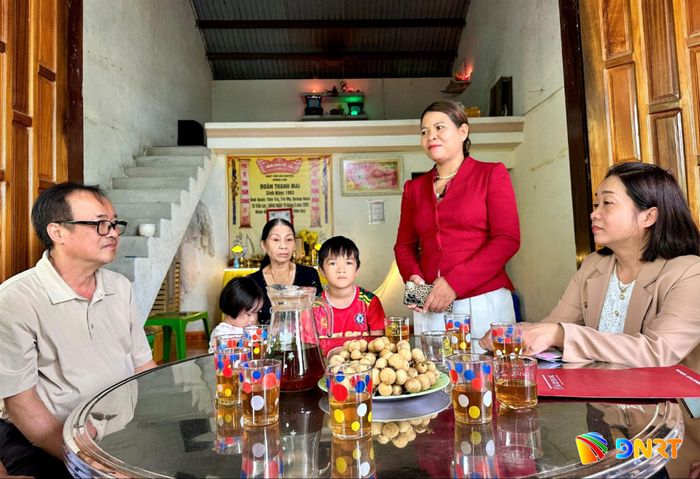 Phó Chủ tịch UBND xã Trà My Võ Thị Thúy Hằng (đứng) cảm ơn tình cảm của những người làm báo xứ Quảng với hoàn cảnh khó khăn trên địa bàn xã, nhân dịp đoàn đến thăm. Ảnh: ALĂNG NGƯỚC