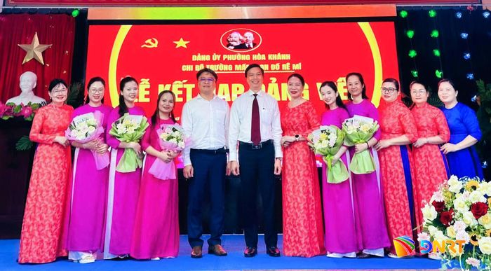 Đảng ủy phường Hòa Khánh và Chi bộ Trường Mầm non Đồ Rê Mí tặng hoa chúc mừng các đảng viên mới. Ảnh: HÒA KHÁNH