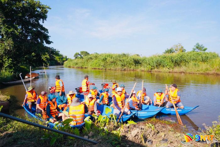 Các học viên thực hành kỹ năng điều khiển ghe máy trong tập huấn phòng, chống thiên tai. Ảnh YẾN NHI