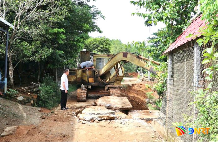 Nhờ công khai thông tin và quan tâm giải quyết quyền lợi chính đáng của người dân, phong trào hiến đất mở đường phát triển hạ tầng quê hương đang lan tỏa mạnh trong thời gian gần đây. TRONG ẢNH: Thi công mở rộng đường dân sinh sau khi người dân đồng thuận hiến đất ở xã Sơn Cẩm Hà. Ảnh: QUỐC TUẤN