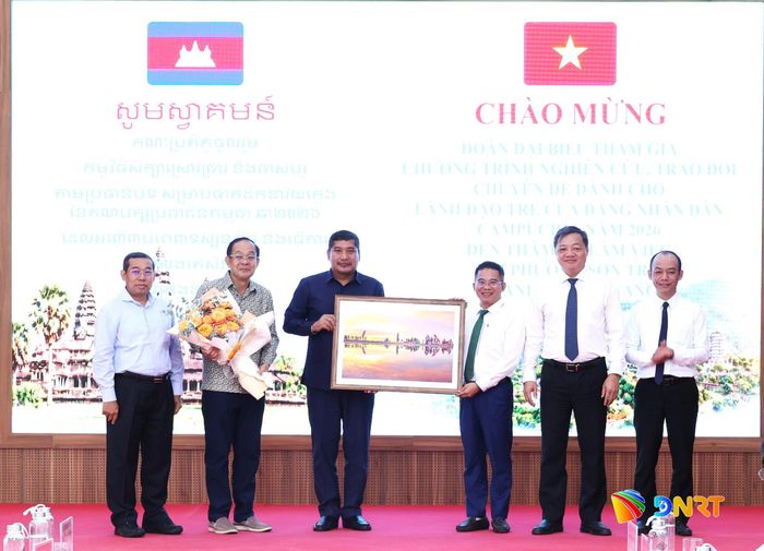 Lãnh đạo phường Sơn Trà tặng quà lưu niệm đến Đoàn lãnh đạo trẻ của Đảng Nhân dân Campuchia. Ảnh: NGỌC HÀ