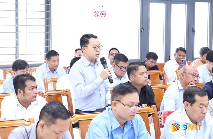 Thành viên Đoàn lãnh đạo trẻ của Đảng Nhân dân Campuchia trao đổi tại buổi làm việc với phường Sơn Trà. Ảnh: NGỌC HÀ