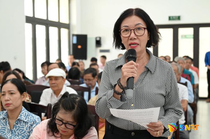 Các cử tri phản ánh ý kiến tại diễn đàn. Ảnh: KHÁNH LINH