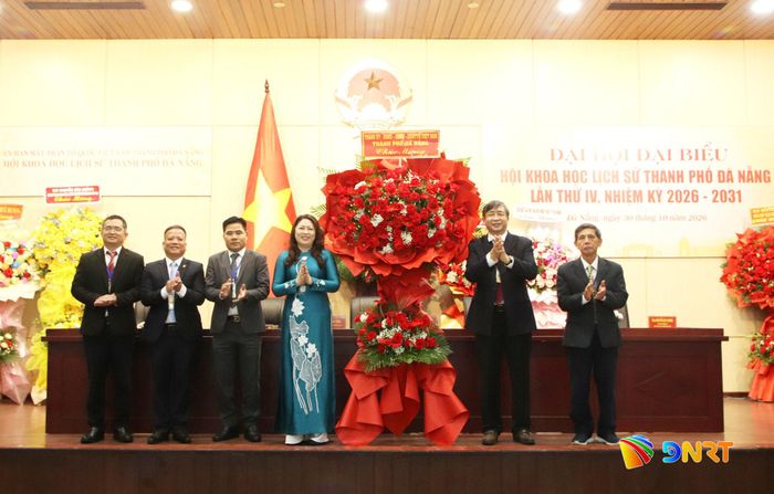 Phó Chủ tịch Thường trực Ủy ban MTTQ Việt Nam thành phố Nguyễn Thị Thu Lan tặng hoa chúc mừng đại hội. Ảnh: TRỌNG HUY