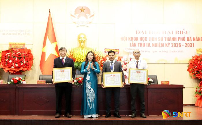 Phó Chủ tịch Thường trực Ủy ban MTTQ Việt Nam thành phố Nguyễn Thị Thu Lan trao bằng khen của Chủ tịch Ủy ban MTTQ Việt Nam thành phố cho các cá nhân có thành tích xuất sắc trong công tác hội. Ảnh: TRỌNG HUY