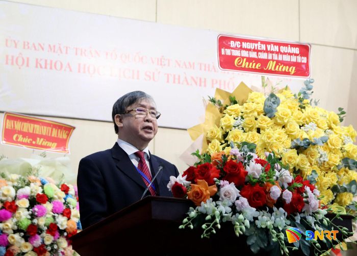 Chủ tịch Hội Khoa học Lịch sử thành phố Đà Nẵng nhiệm kỳ 2026 - 2031 Bùi Văn Tiếng phát biểu tại đại hội. Ảnh: TRỌNG HUY