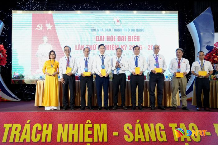 Trao quà các Ủy viên Ban Chấp hành, Ban Kiểm tra Hội Nhà báo nhiệm kỳ 2020 - 2026 không tham gia tái cử nhiệm kỳ mới. Ảnh: T.CÔNG