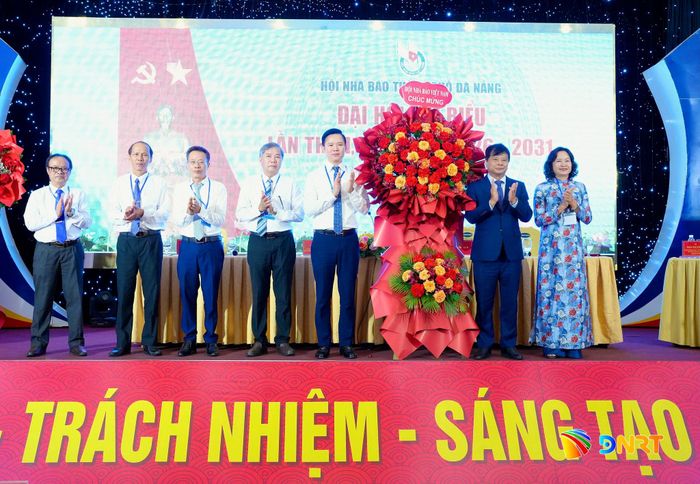 Phó Chủ tịch Hội Nhà báo Việt Nam Trần Trọng Dũng (thứ hai từ phải sang) tặng hoa chúc mừng đại hội. Ảnh: T.CÔNG