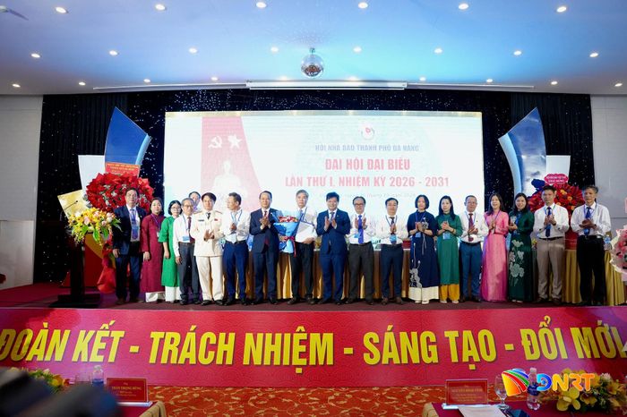 Ban Chấp hành Hội Nhà báo thành phố khóa I ra mắt tại đại hội. Ảnh: T.CÔNG
