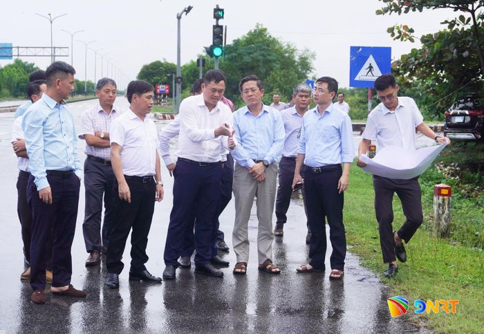 Phó Chủ tịch UBND thành phố Trần Nam Hưng (thứ 3, bên phải qua) nghe báo cáo và trực tiếp chỉ đạo giải quyết từng trường hợp vướng mắc. Ảnh: PHAN VINH