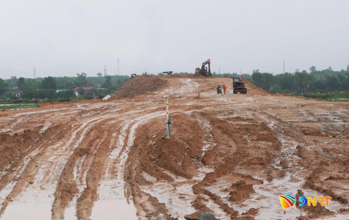 Đường trục chính Tam Hòa nối từ quốc lộ 1 đến đường Võ Chí Công và ĐT.613B còn vướng nhiều đoạn chưa được giải phóng mặt bằng. Ảnh: PHAN VINH