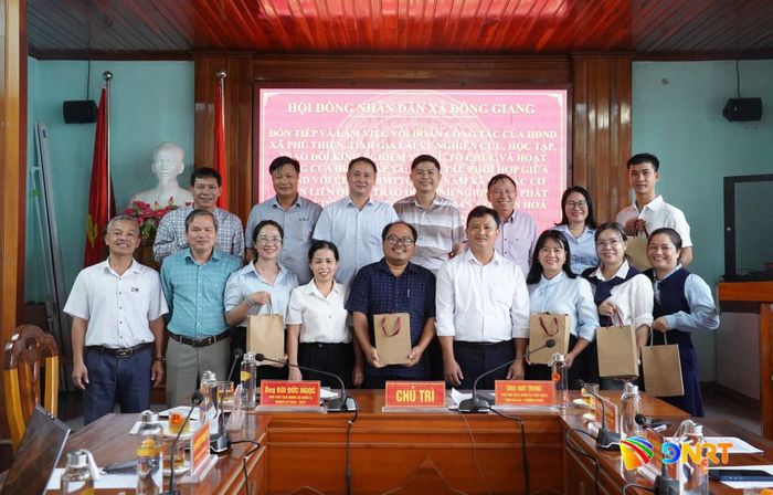 Xã Đông Giang tặng quà đoàn công tác HĐND xã Phú Thiện. Ảnh: NGỌC VY