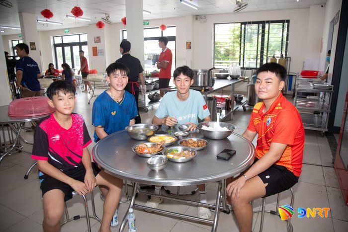 Vận động viên hài lòng về chế độ dinh dưỡng. Ảnh: BẢO LÂM