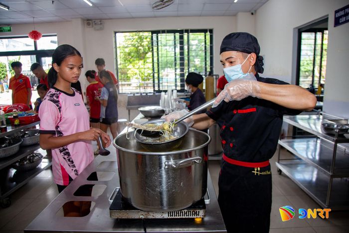 Bữa ăn được chuẩn bị hằng ngày với thực đơn đa dạng, đáp ứng nhu cầu dinh dưỡng của vận động viên. Ảnh: BẢO LÂM