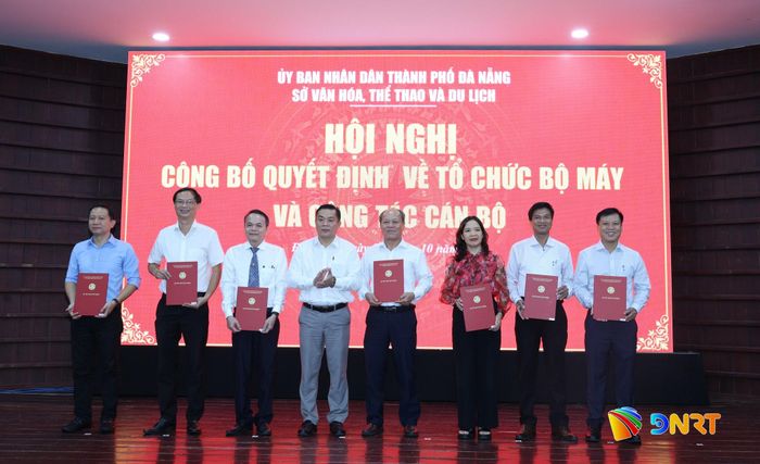 Lãnh đạo Sở Văn hóa, Thể thao và Du lịch trao quyết định bổ nhiệm cán bộ quản lý Trung tâm Huấn luyện và Thi đấu thể thao thành phố Đà Nẵng. Ảnh: NGỌC HÀ