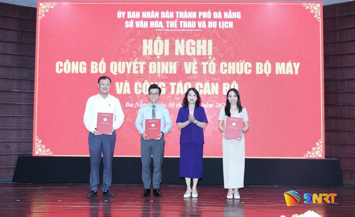Lãnh đạo Sở Văn hóa, Thể thao và Du lịch trao quyết định bổ nhiệm cán bộ quản lý Nhà hát Nghệ thuật Đà Nẵng. Ảnh: NGỌC HÀ