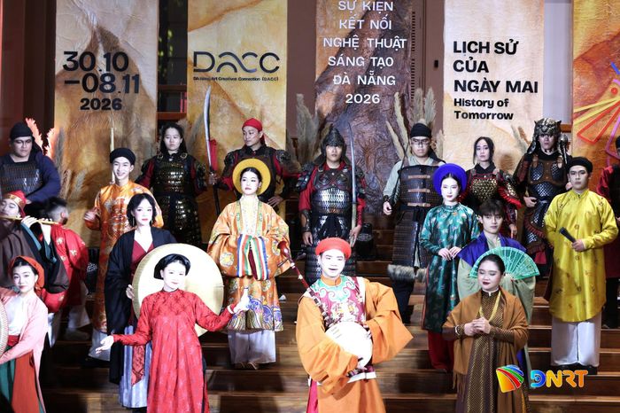 Trình diễn nghệ thuật áo dài và trang phục truyền thống tại sự kiện. Ảnh: NGỌC HÀ