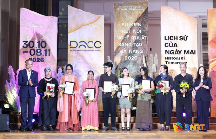 Phó Chủ tịch HĐND thành phố Đoàn Ngọc Hùng Anh (bìa trái) tặng hoa các nghệ sĩ trong nước và quốc tế tham gia sự kiện. Ảnh: NGỌC HÀ