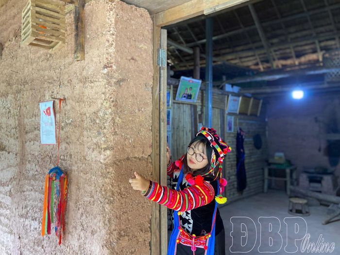 Trang phục truyền thống đồng bào dân tộc Hà Nhì là chất liệu được em Lỳ Cẩm Nhung đưa vào các phác họa của mình.