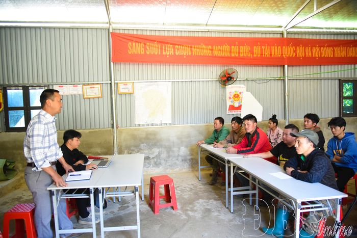 Tổ công tác UBND xã Na Son cùng đơn vị đo đạc tuyên truyền đến người dân bản Huổi Xa về triển khai nhiệm vụ đo đạc đất đai.