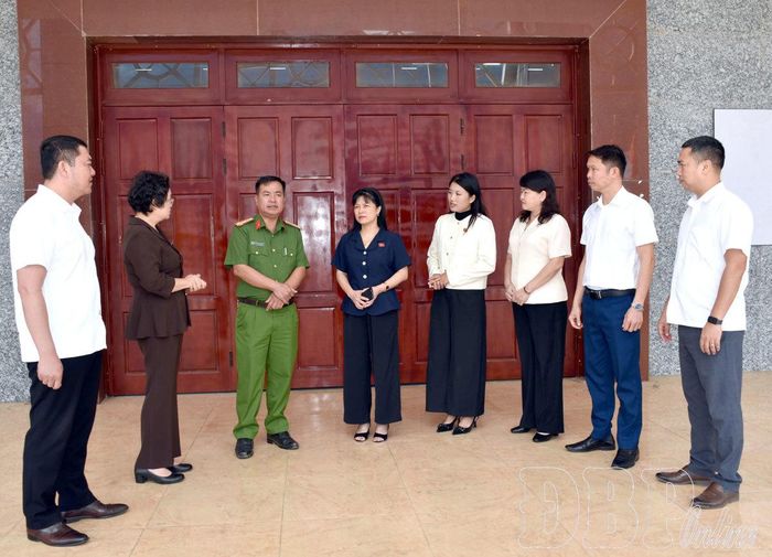 Đại biểu Quốc hội Lỳ Mì Lé (thứ 4, phải sang) trao đổi với cử tri phường Mường Lay.