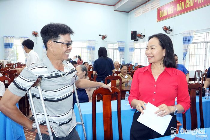 Phó Chủ tịch Hội Nạn nhân chất độc da cam/dioxin thành phố Đồng Nai Nguyễn Thị Thuận động viên người khuyết tật ở xã Hưng Thịnh tiếp tục vượt khó, vươn lên trong cuộc sống.
