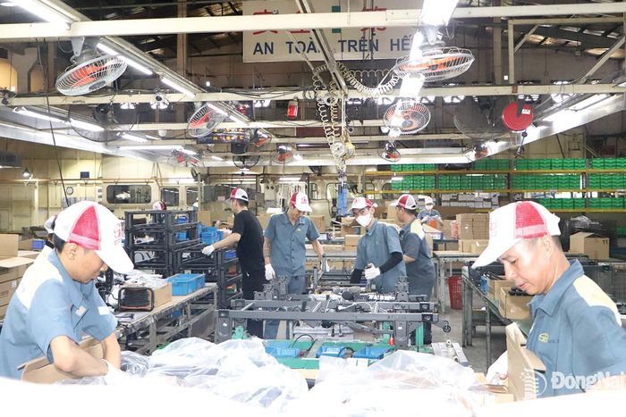 Công nhân sản xuất thiết bị y tế xuất khẩu tại Công ty Hữu hạn kim loại Sheng Bang, Khu công nghiệp Sông Mây (xã Bình Minh). Ảnh: Ngọc Liên