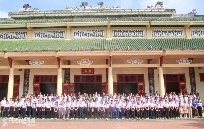 Đoàn đại biểu chụp ảnh lưu niệm tại Văn miếu Trấn Biên. Ảnh: Nga Sơn