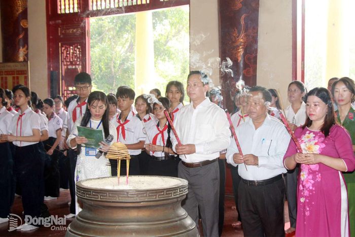 Các đại biểu thực hiện nghi thức dâng hương. Ảnh: Nga Sơn