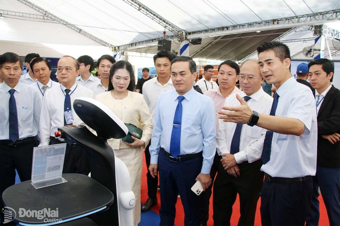 Đại biểu tham quan các gian hàng sản phẩm công nghệ số tại triển lãm. Ảnh: Hải Quân