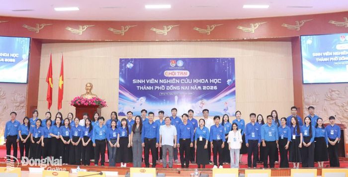 Đại biểu và các trại sinh chụp ảnh lưu niệm sau lễ khai mạc. Ảnh: Ngọc Huyền