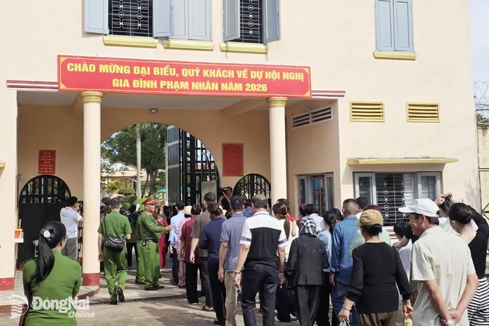 Người nhà vào thăm gặp các phạm nhân. Ảnh: T.D