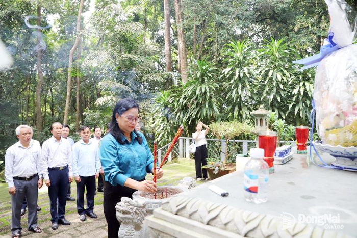 Đoàn khảo sát dâng hương tại Khu di tích Trung ương cục miền Nam. Ảnh: B.Nguyên
