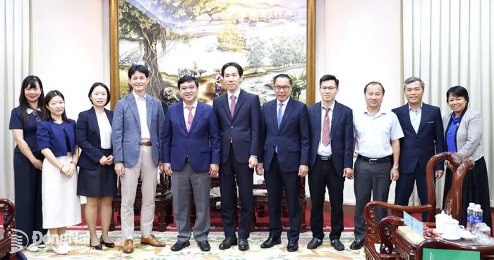 Đoàn công tác JICA tại Việt Nam và lãnh đạo thành phố Đồng Nai chụp ảnh lưu niệm sau buổi làm việc sáng 30-10. Ảnh: Ngọc Liên