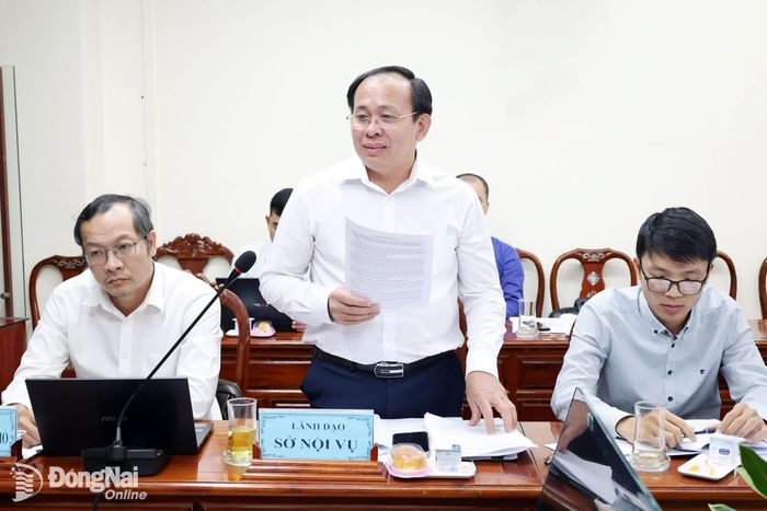 Phó Giám đốc Sở Nội vụ Hà Thanh Tùng trao đổi, thông tin về tờ trình, dự thảo nghị quyết tại cuộc họp. Ảnh: Hồ Thảo