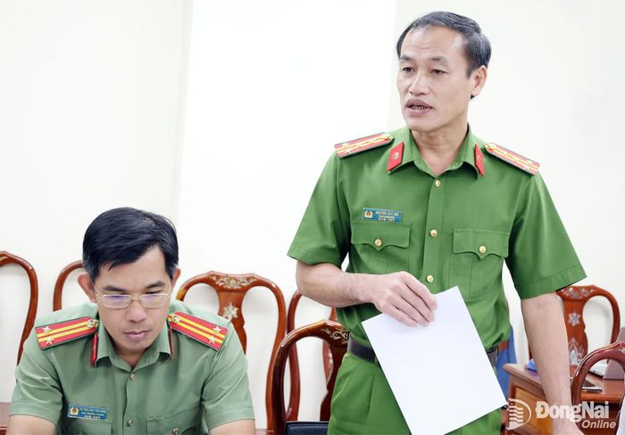 Thành viên Ban Pháp chế HĐND thành phố và cơ quan có liên quan phát biểu tại cuộc họp. Ảnh: Hồ Thảo