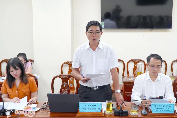 Thành viên đoàn giám sát phát biểu ý kiến tại cuộc họp. Ảnh: An Nhơn